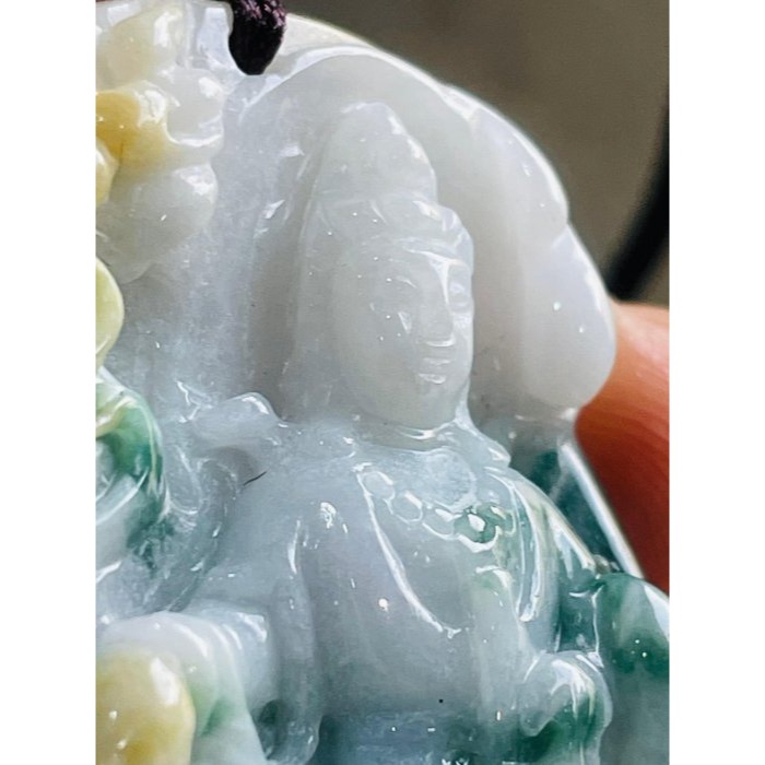 天然A貨緬甸玉 細潤三彩飄花俏色雕御龍觀音翡翠佛牌 乾淨奶白底色 過底綠花點綴滿滿 梨黃俏雕金龍 法像清晰莊嚴-細節圖2