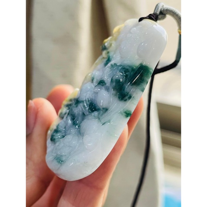 天然A貨緬甸玉 細潤三彩飄花俏色雕御龍觀音翡翠佛牌 乾淨奶白底色 過底綠花點綴滿滿 梨黃俏雕金龍 法像清晰莊嚴-細節圖3