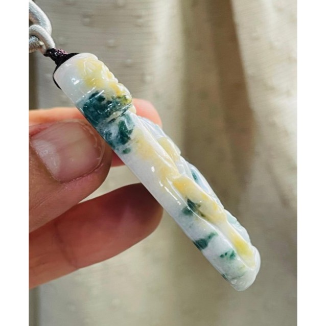 天然A貨緬甸玉 細潤三彩飄花俏色雕御龍觀音翡翠佛牌 乾淨奶白底色 過底綠花點綴滿滿 梨黃俏雕金龍 法像清晰莊嚴-細節圖4