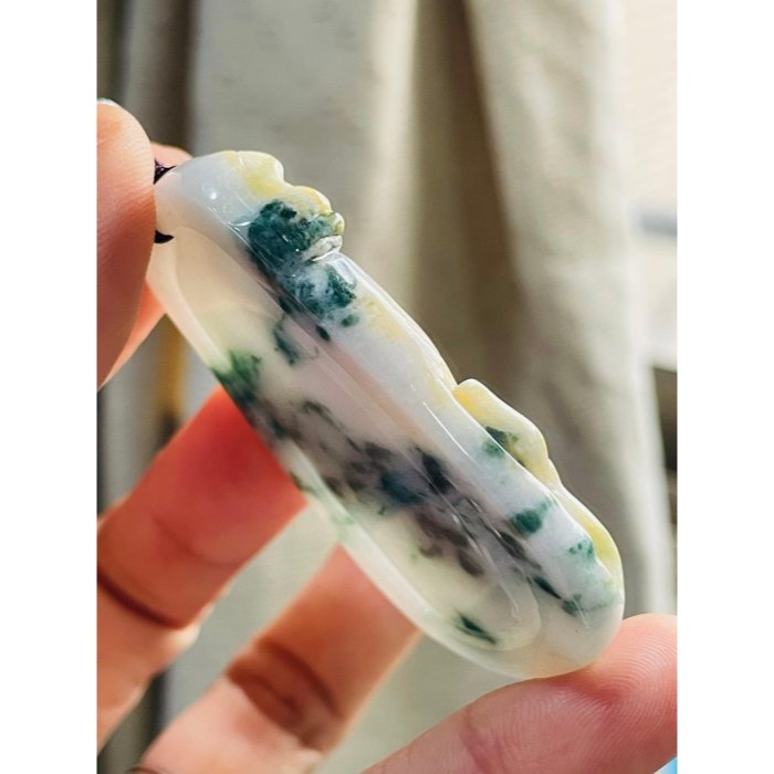 天然A貨緬甸玉 細潤三彩飄花俏色雕御龍觀音翡翠佛牌 乾淨奶白底色 過底綠花點綴滿滿 梨黃俏雕金龍 法像清晰莊嚴-細節圖5