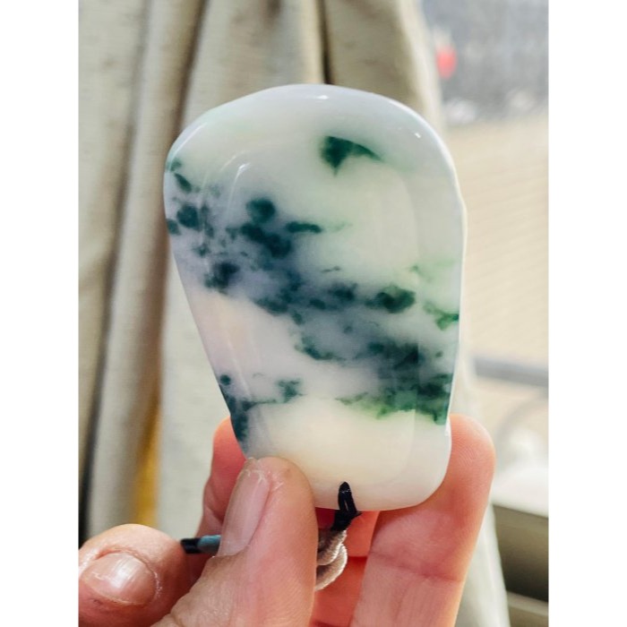 天然A貨緬甸玉 細潤三彩飄花俏色雕御龍觀音翡翠佛牌 乾淨奶白底色 過底綠花點綴滿滿 梨黃俏雕金龍 法像清晰莊嚴-細節圖7