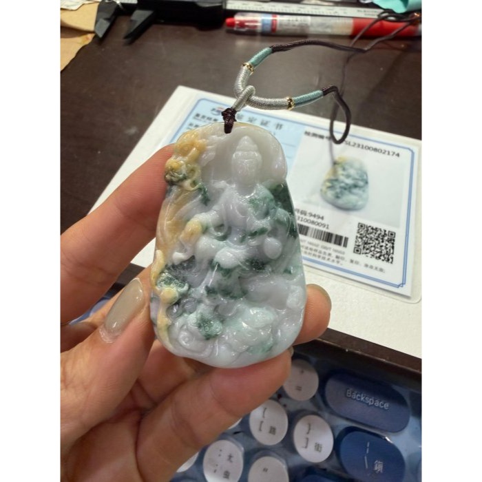 天然A貨緬甸玉 細潤三彩飄花俏色雕御龍觀音翡翠佛牌 乾淨奶白底色 過底綠花點綴滿滿 梨黃俏雕金龍 法像清晰莊嚴-細節圖9