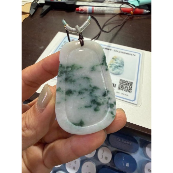 天然A貨緬甸玉 細潤三彩飄花俏色雕御龍觀音翡翠佛牌 乾淨奶白底色 過底綠花點綴滿滿 梨黃俏雕金龍 法像清晰莊嚴-細節圖10