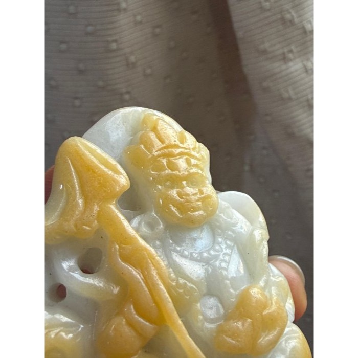 天然A貨緬甸玉 芙蓉種 細潤金黃雙彩財寶天降富貴盈門翡翠擺件 透光乾淨奶白肉 金皮巧雕黃財神-細節圖2