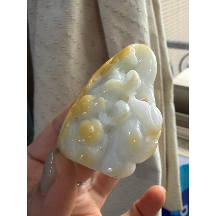 天然A貨緬甸玉 芙蓉種 細潤金黃雙彩財寶天降富貴盈門翡翠擺件 透光乾淨奶白肉 金皮巧雕黃財神-細節圖5