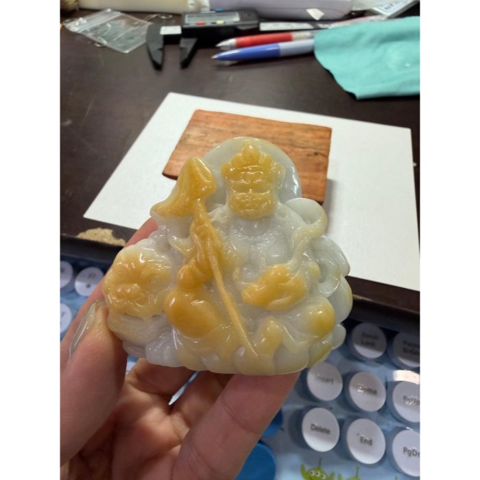天然A貨緬甸玉 芙蓉種 細潤金黃雙彩財寶天降富貴盈門翡翠擺件 透光乾淨奶白肉 金皮巧雕黃財神-細節圖11