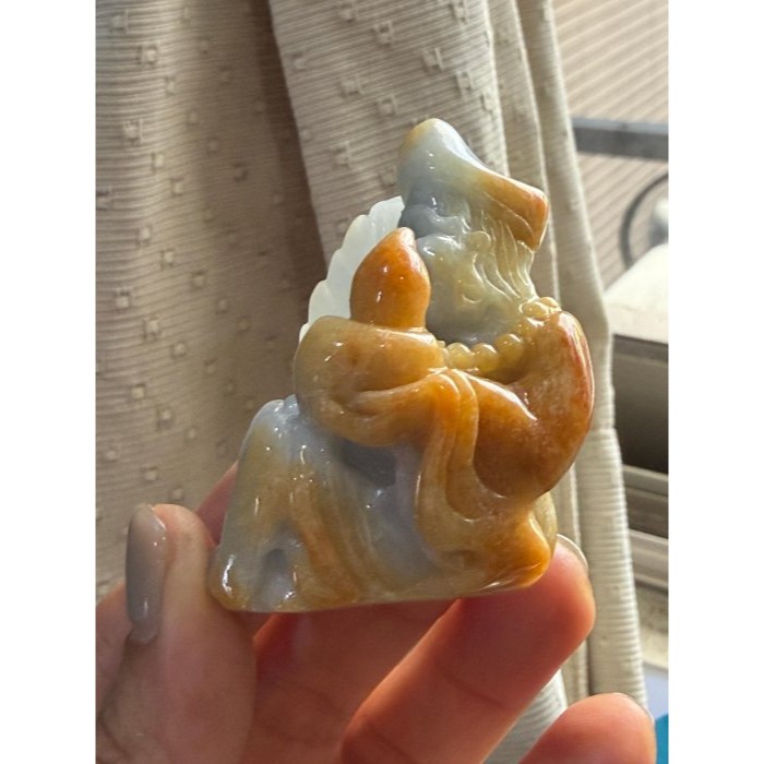 天然A貨緬甸玉 細潤橙黃雙彩全立體雕濟公送福翡翠擺件 透光淡底色細肉 黃霧皮巧金袍加身-細節圖3