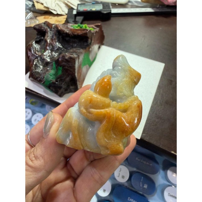 天然A貨緬甸玉 細潤橙黃雙彩全立體雕濟公送福翡翠擺件 透光淡底色細肉 黃霧皮巧金袍加身-細節圖10