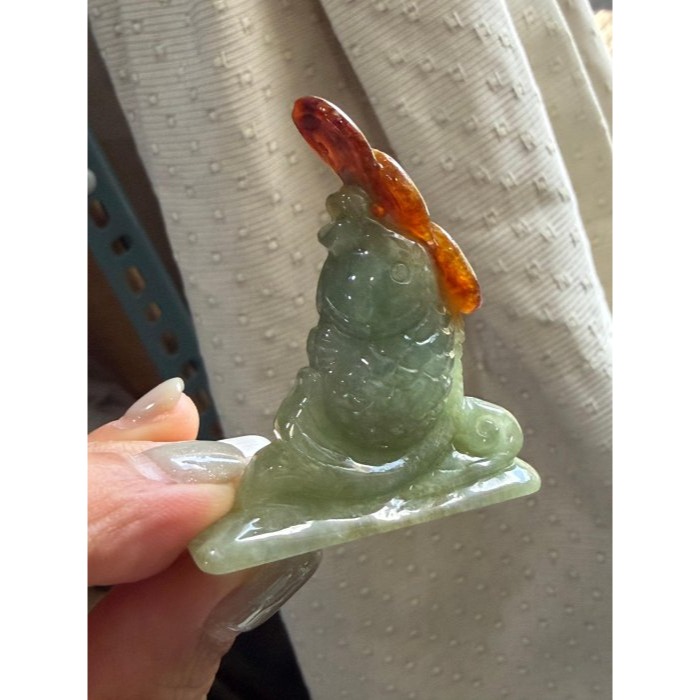 天然A貨緬甸玉 冰潤青綠俏糖紅手工俏色雕魚躍錢潮連連得利翡翠擺件/吊墜 綠肉巧金魚 紅霧俏銅錢-細節圖3