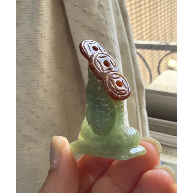 天然A貨緬甸玉 冰潤青綠俏糖紅手工俏色雕魚躍錢潮連連得利翡翠擺件/吊墜 綠肉巧金魚 紅霧俏銅錢-細節圖5
