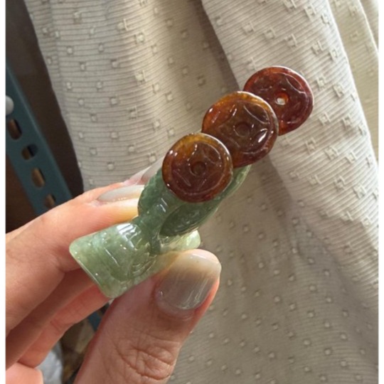 天然A貨緬甸玉 冰潤青綠俏糖紅手工俏色雕魚躍錢潮連連得利翡翠擺件/吊墜 綠肉巧金魚 紅霧俏銅錢-細節圖6