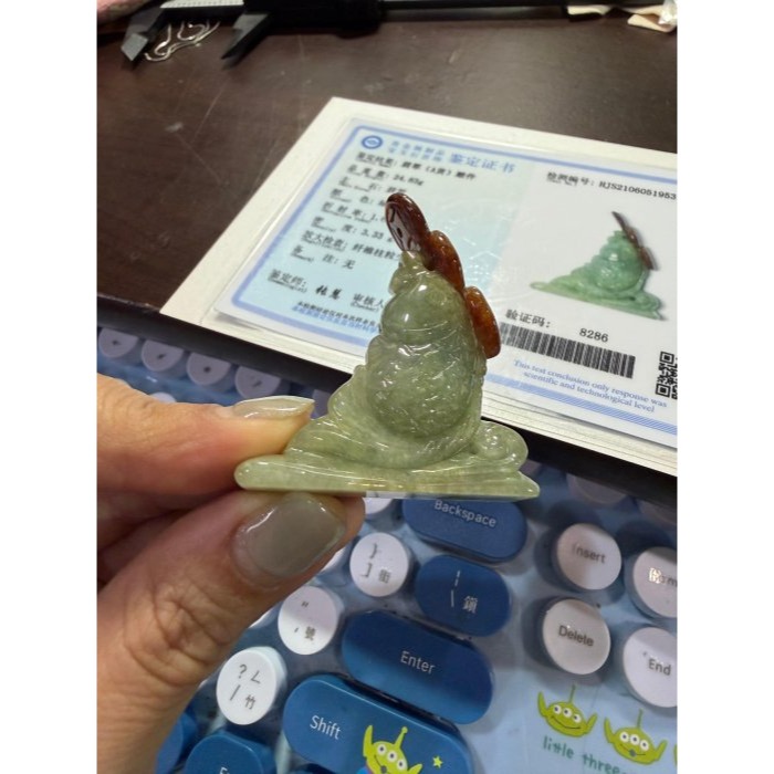 天然A貨緬甸玉 冰潤青綠俏糖紅手工俏色雕魚躍錢潮連連得利翡翠擺件/吊墜 綠肉巧金魚 紅霧俏銅錢-細節圖8
