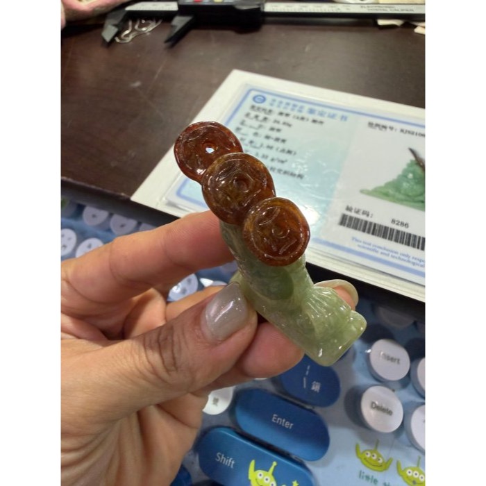 天然A貨緬甸玉 冰潤青綠俏糖紅手工俏色雕魚躍錢潮連連得利翡翠擺件/吊墜 綠肉巧金魚 紅霧俏銅錢-細節圖9