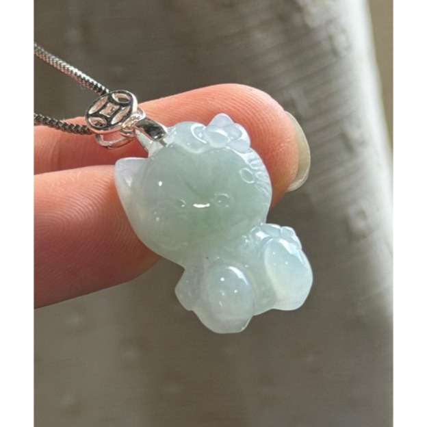 天然A貨緬甸玉 冰膠粉綠巧雕無嘴喵翡翠玉墜 冰帶膠感底妝 可愛圓嘟貓臉 頭上綁蝴蝶結-細節圖2