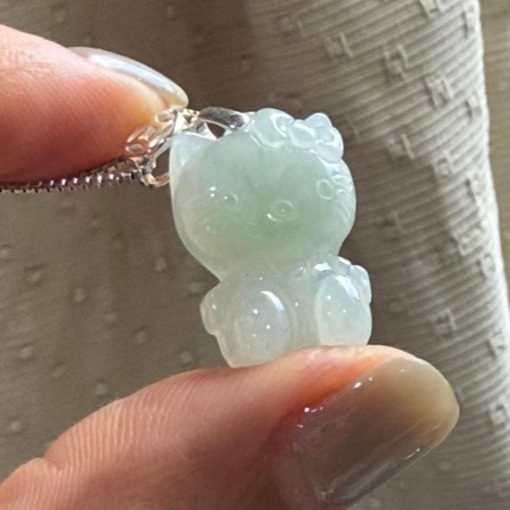 天然A貨緬甸玉 冰膠粉綠巧雕無嘴喵翡翠玉墜 冰帶膠感底妝 可愛圓嘟貓臉 頭上綁蝴蝶結-細節圖3
