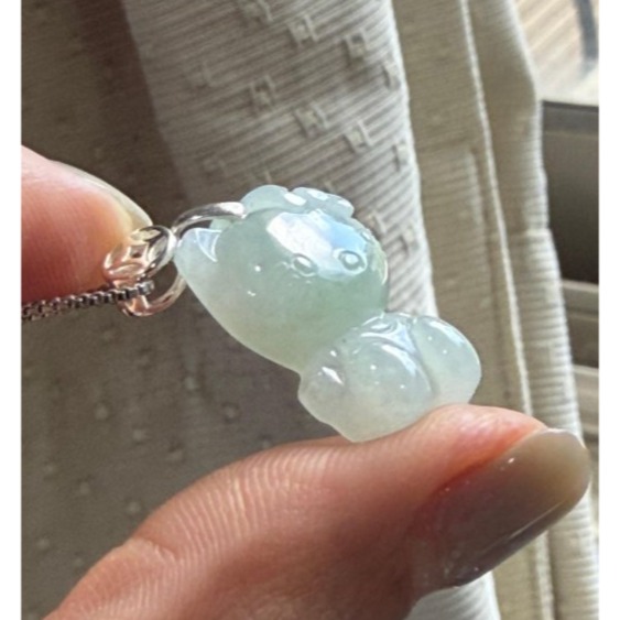 天然A貨緬甸玉 冰膠粉綠巧雕無嘴喵翡翠玉墜 冰帶膠感底妝 可愛圓嘟貓臉 頭上綁蝴蝶結-細節圖4