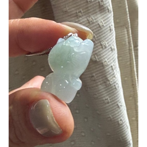 天然A貨緬甸玉 冰膠粉綠巧雕無嘴喵翡翠玉墜 冰帶膠感底妝 可愛圓嘟貓臉 頭上綁蝴蝶結-細節圖5