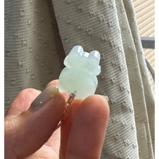 天然A貨緬甸玉 冰膠粉綠巧雕無嘴喵翡翠玉墜 冰帶膠感底妝 可愛圓嘟貓臉 頭上綁蝴蝶結-細節圖8