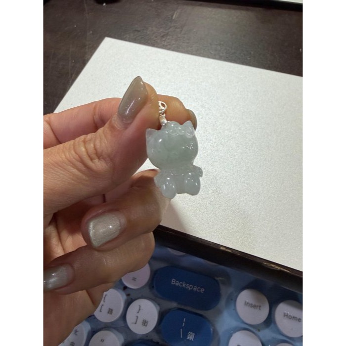 天然A貨緬甸玉 冰膠粉綠巧雕無嘴喵翡翠玉墜 冰帶膠感底妝 可愛圓嘟貓臉 頭上綁蝴蝶結-細節圖9