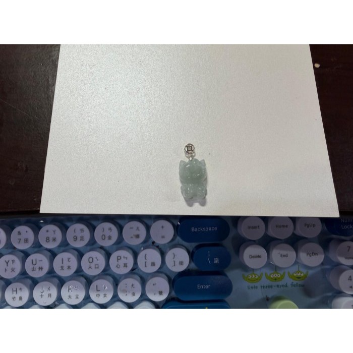 天然A貨緬甸玉 冰膠粉綠巧雕無嘴喵翡翠玉墜 冰帶膠感底妝 可愛圓嘟貓臉 頭上綁蝴蝶結-細節圖10