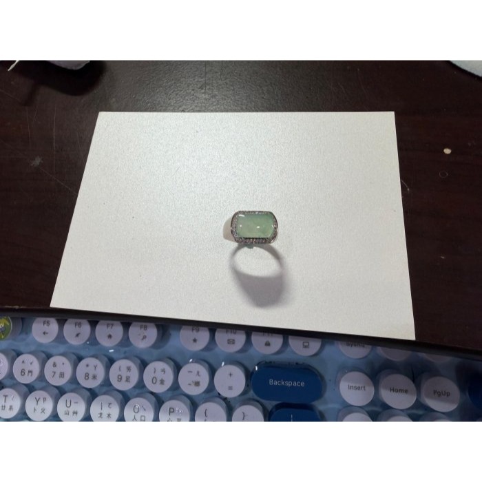 天然A貨緬甸玉 冰種薄荷綠馬鞍蛋面翡翠戒指 晶透勻稱滿底色 亮眼顯色甜綠 大器寬版戒檯-細節圖10