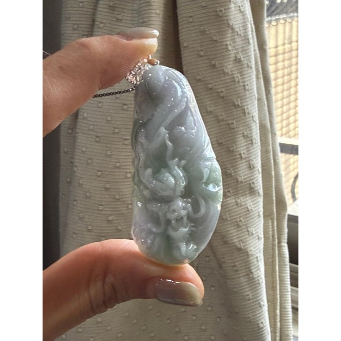 天然A貨緬甸玉 芙蓉種 細潤煙紫俏綠九霄龍吟翡翠小龍牌 透光平滑細肉 過底煙紫帶粉綠 雕工立體 大小易配戴-細節圖2