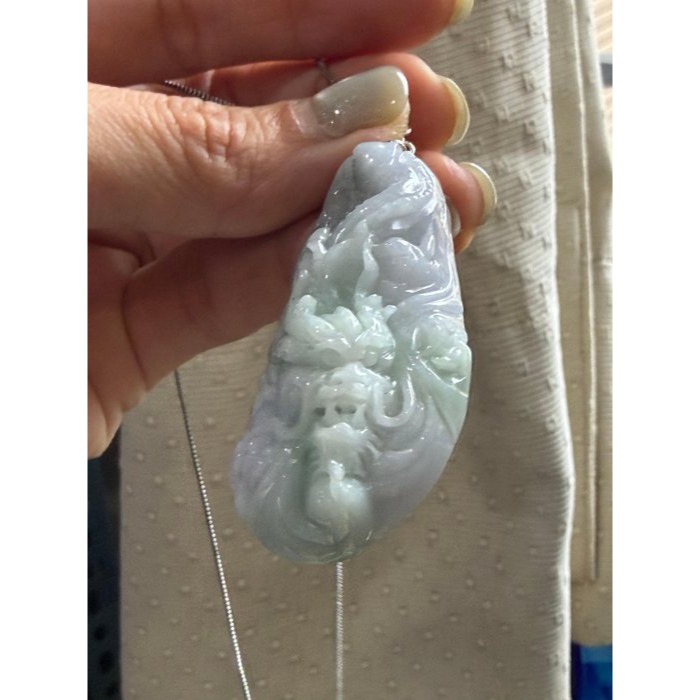 天然A貨緬甸玉 芙蓉種 細潤煙紫俏綠九霄龍吟翡翠小龍牌 透光平滑細肉 過底煙紫帶粉綠 雕工立體 大小易配戴-細節圖3