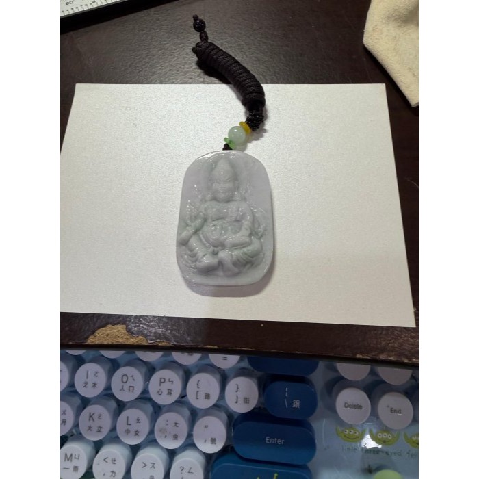 福利品~天然A貨緬甸玉 白底青黃財神翡翠佛墜 細肉光滑 厚庄一刀切方正牌形 有紋-細節圖11
