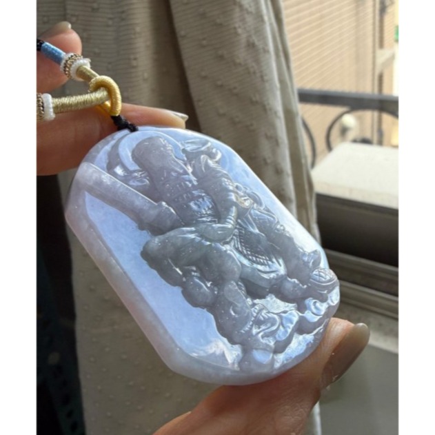 天然A貨緬甸玉 冰潤亮春彩玄天上帝翡翠玉牌 過底濃紫青綠 紫綠分明色能見 雕工立體 一刀切方正牌形-細節圖4
