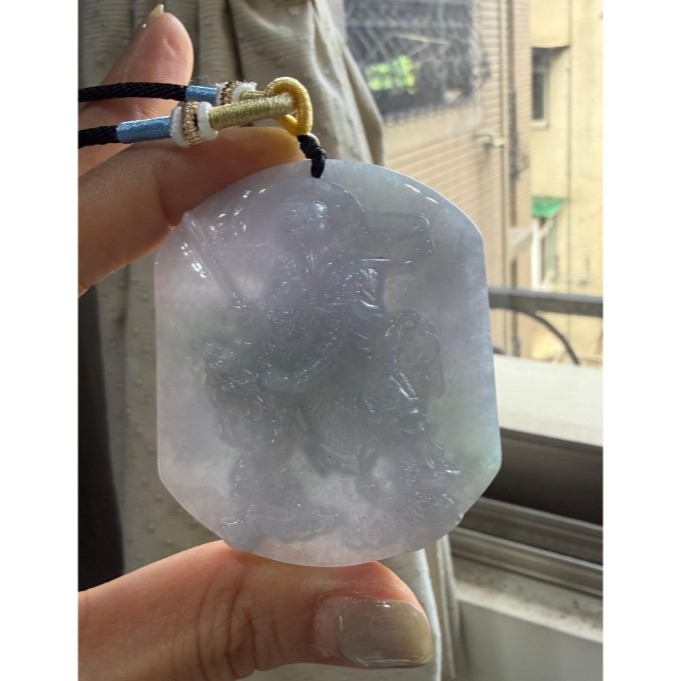 天然A貨緬甸玉 冰潤亮春彩玄天上帝翡翠玉牌 過底濃紫青綠 紫綠分明色能見 雕工立體 一刀切方正牌形-細節圖8