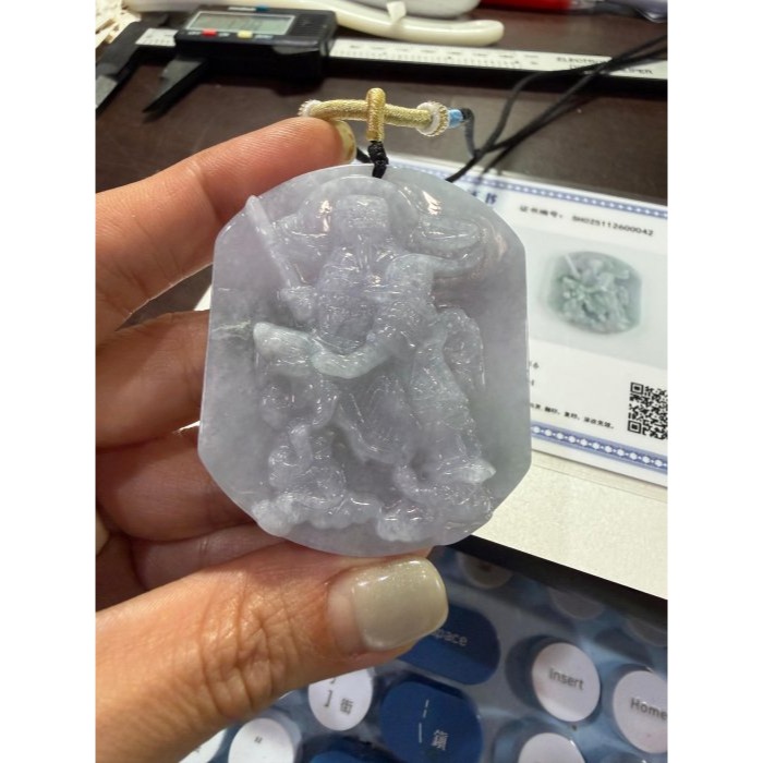 天然A貨緬甸玉 冰潤亮春彩玄天上帝翡翠玉牌 過底濃紫青綠 紫綠分明色能見 雕工立體 一刀切方正牌形-細節圖9