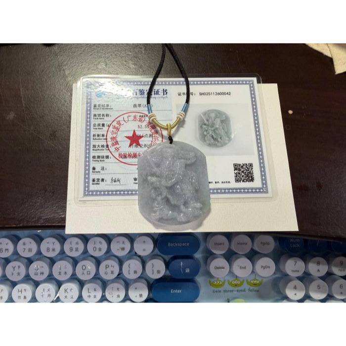 天然A貨緬甸玉 冰潤亮春彩玄天上帝翡翠玉牌 過底濃紫青綠 紫綠分明色能見 雕工立體 一刀切方正牌形-細節圖10