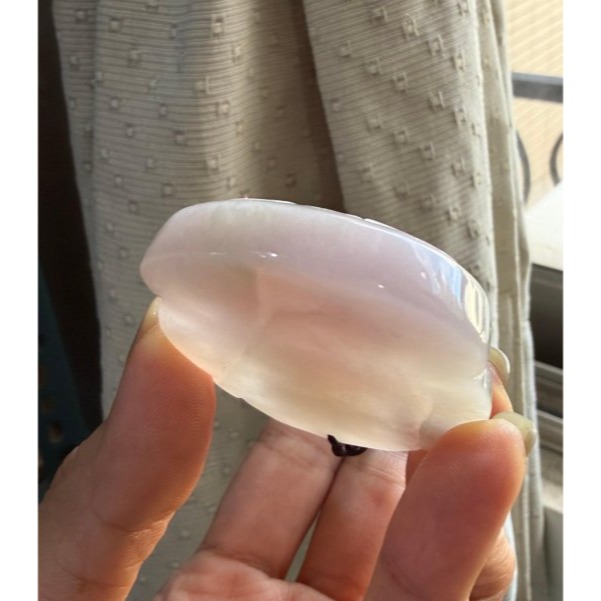 天然A貨緬甸玉 冰膠粉紫漸層七佛頂準提菩薩翡翠佛牌 底妝膠潤 粉紫粉橘滿色 厚庄立體一刀切 透手影-細節圖5