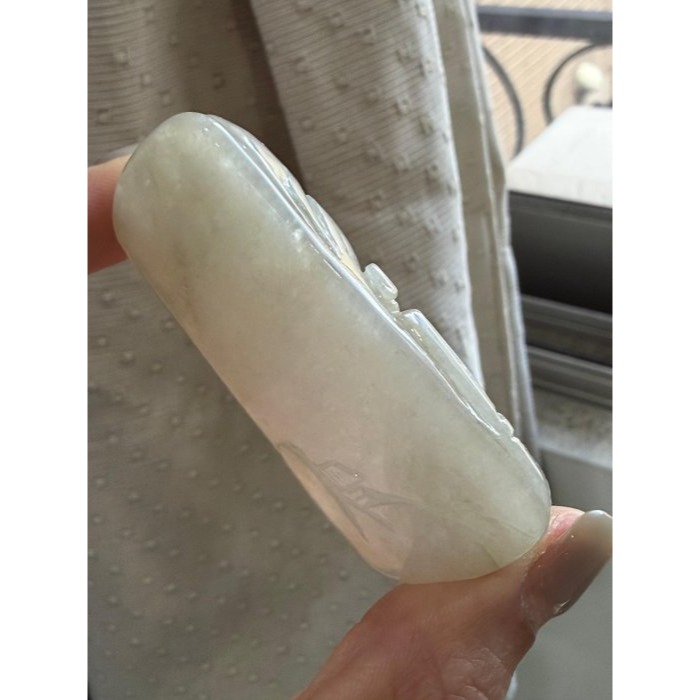 圈粉結緣價~天然A貨緬甸玉 膠潤梨黃貴人駕到翡翠山水牌 扎實老糯底妝 全透光 厚實雕工立體-細節圖4
