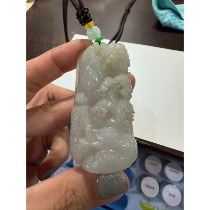 圈粉結緣價~天然A貨緬甸玉 膠潤梨黃貴人駕到翡翠山水牌 扎實老糯底妝 全透光 厚實雕工立體-細節圖8