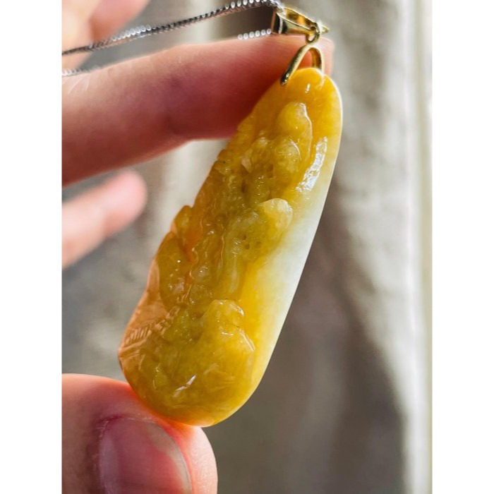 天然A貨緬甸玉 油潤橙黃雙彩金運亨通翡翠山水牌 成色飽和黃霧層 金光颯颯厚且透光 大小易配戴-細節圖5