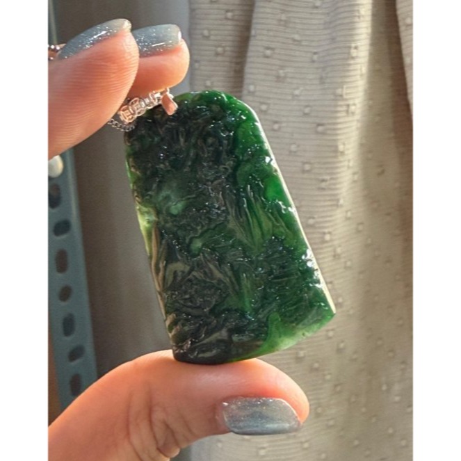 天然A貨緬甸玉 老坑綠淺浮雕翠映千峰翡翠山水牌 冰透光滿綠正緬料 色澤濃郁油亮光澤 易配戴小方牌-細節圖7