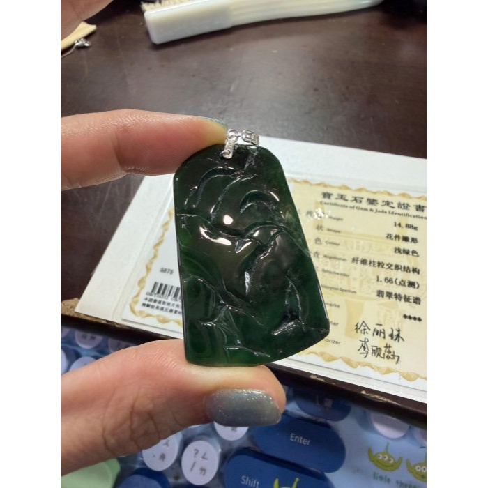 天然A貨緬甸玉 老坑綠淺浮雕翠映千峰翡翠山水牌 冰透光滿綠正緬料 色澤濃郁油亮光澤 易配戴小方牌-細節圖10