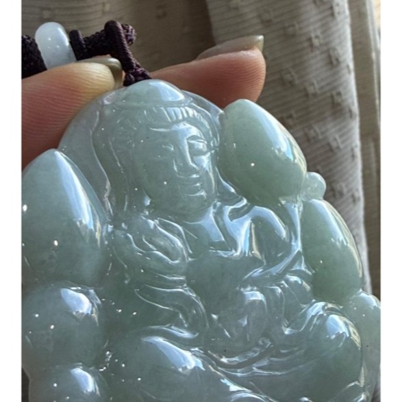 天然A貨緬甸玉 冰潤藍綠坐姿持蓮觀音翡翠佛墜 起冰滿藍綠底色 厚實 一刀切牌形 色滿透光透手影-細節圖2