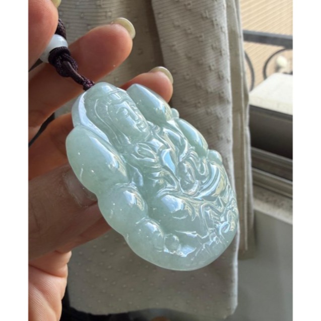 天然A貨緬甸玉 冰潤藍綠坐姿持蓮觀音翡翠佛墜 起冰滿藍綠底色 厚實 一刀切牌形 色滿透光透手影-細節圖3