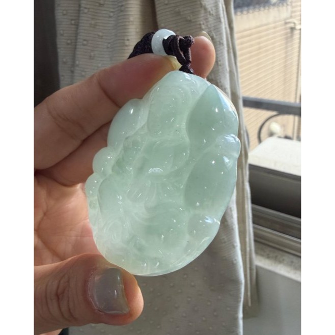 天然A貨緬甸玉 冰潤藍綠坐姿持蓮觀音翡翠佛墜 起冰滿藍綠底色 厚實 一刀切牌形 色滿透光透手影-細節圖4