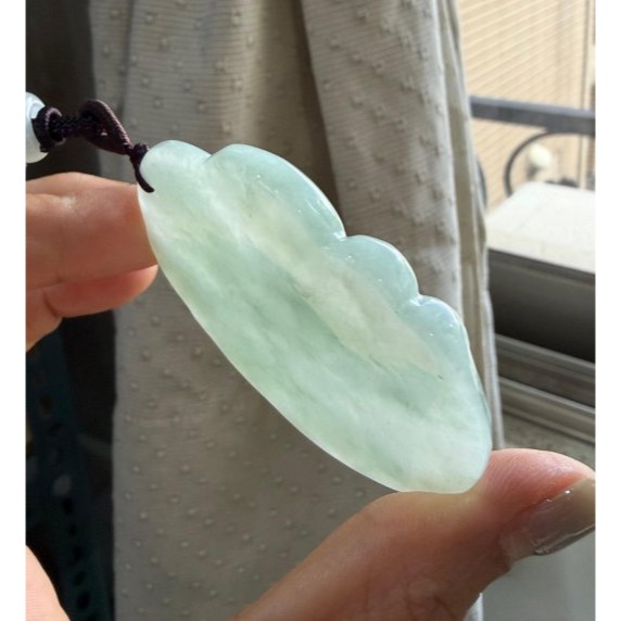 天然A貨緬甸玉 冰潤藍綠坐姿持蓮觀音翡翠佛墜 起冰滿藍綠底色 厚實 一刀切牌形 色滿透光透手影-細節圖5