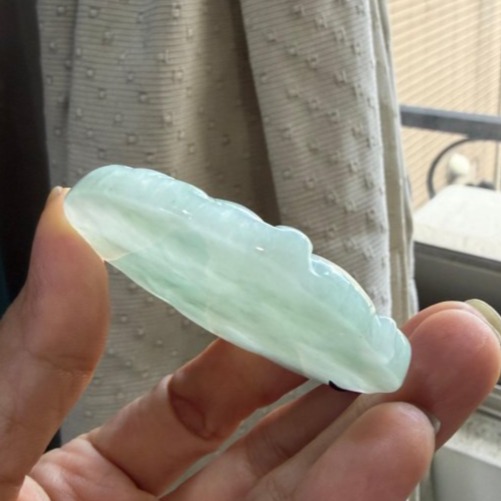 天然A貨緬甸玉 冰潤藍綠坐姿持蓮觀音翡翠佛墜 起冰滿藍綠底色 厚實 一刀切牌形 色滿透光透手影-細節圖6
