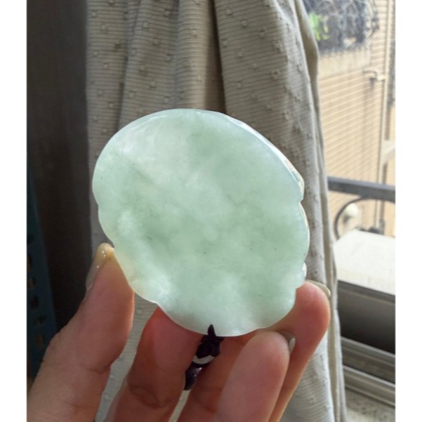 天然A貨緬甸玉 冰潤藍綠坐姿持蓮觀音翡翠佛墜 起冰滿藍綠底色 厚實 一刀切牌形 色滿透光透手影-細節圖7
