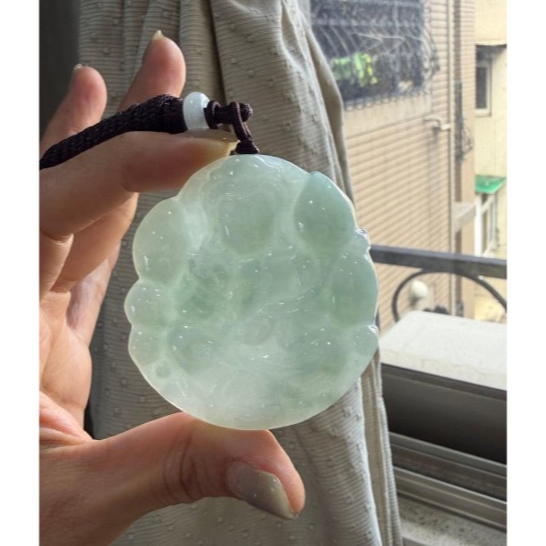 天然A貨緬甸玉 冰潤藍綠坐姿持蓮觀音翡翠佛墜 起冰滿藍綠底色 厚實 一刀切牌形 色滿透光透手影-細節圖8