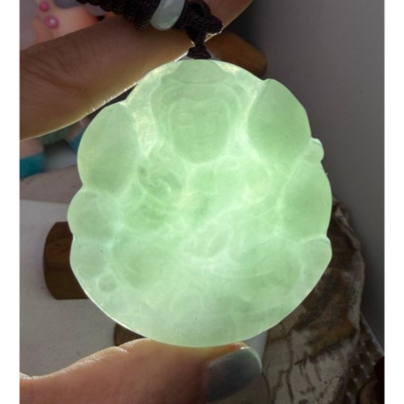天然A貨緬甸玉 冰潤藍綠坐姿持蓮觀音翡翠佛墜 起冰滿藍綠底色 厚實 一刀切牌形 色滿透光透手影-細節圖9