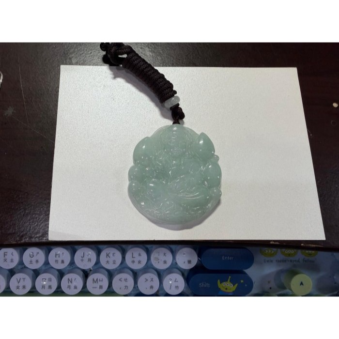 天然A貨緬甸玉 冰潤藍綠坐姿持蓮觀音翡翠佛墜 起冰滿藍綠底色 厚實 一刀切牌形 色滿透光透手影-細節圖11