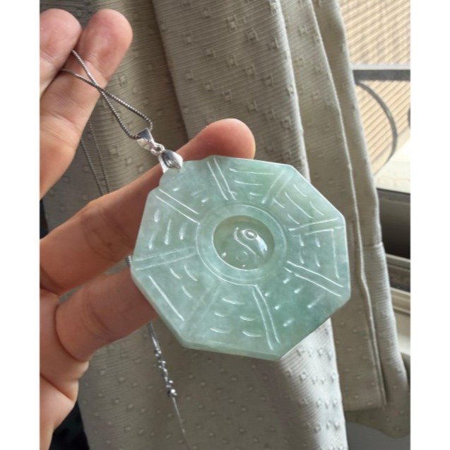 天然A貨緬甸玉 冰綠飄花太極大八卦翡翠玉墜 冰綠滿底色 幾抹金絲綠點綴 種色兼具上身妥妥綠-細節圖2