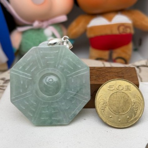天然A貨緬甸玉 冰綠飄花太極大八卦翡翠玉墜 冰綠滿底色 幾抹金絲綠點綴 種色兼具上身妥妥綠-細節圖3