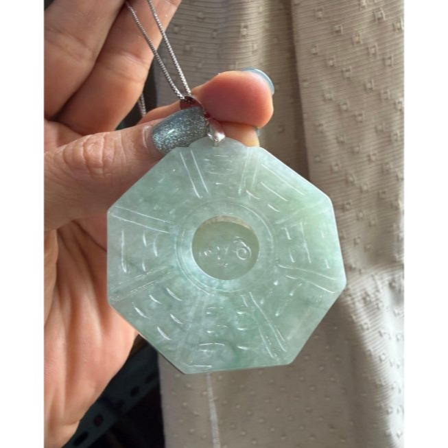 天然A貨緬甸玉 冰綠飄花太極大八卦翡翠玉墜 冰綠滿底色 幾抹金絲綠點綴 種色兼具上身妥妥綠-細節圖4